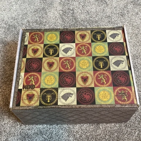 Game of Thrones Blanket & Box Contains-Apron, Banner, Banner Pin, Vinyl Bust NEW - Picture 6 of 13